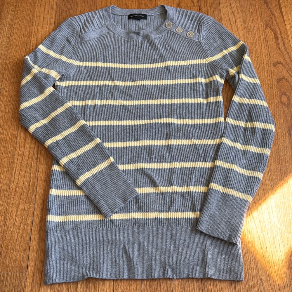 Banana republic size medium long ribbed sweater. Gray and yellow.